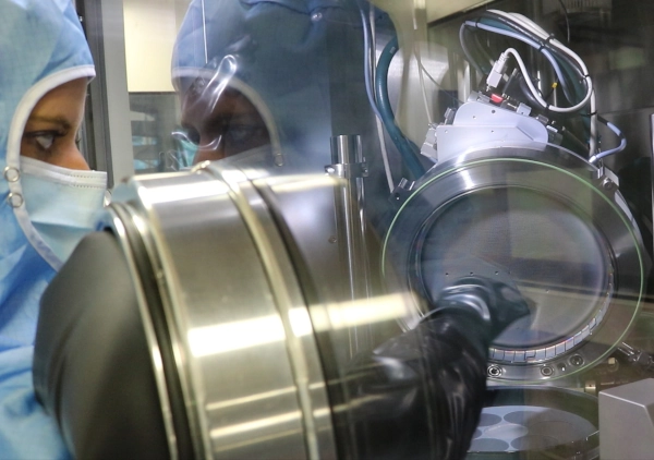 A III-V Lab expert working in front of a MOVPE (Metalorganic Vapour-Phase Epitaxy) reactor